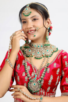 What Exactly Is Kundan Jewellery? (And Why Your Grandma’s Heirlooms Are Low-Key Priceless)